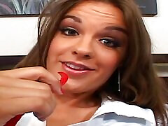 ashley ann una donna disinibita con i capelli scuri ama prendere