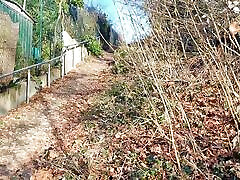 ryzykowne masturbuje się na ruchliwym szlaku turystycznym-prawie złapali