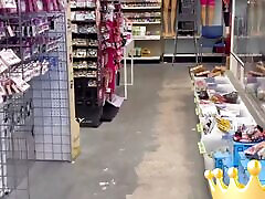незнакомец трахает в жопу горячую замужнюю негритянку из магазина красоты, как дешевую шлюху
