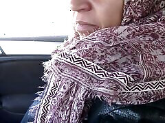 Turkish muslim woman gives perverted american man a handjob in his car