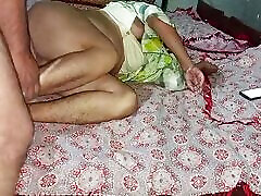 Desi bhabhi ki gand me pura loon dala tight pussy
