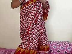Indian Gorgeous Mom Sonia Peeing and Twerking in Sharee.