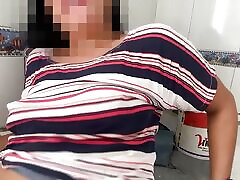 gorąca chuda zostaje przyłapana na myciu majtek i dostaje twardego kutasa w cipkę