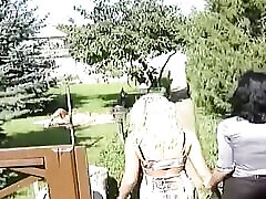 sexy blonde babe mit natürlichen brüsten drang zu dritt in den garten ein