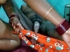 Desi aunty ki chudai videos meri padosan aunty ne mujhe chudai ke liye ghar pe bhula ke mujhe apni choot ka pani nikal baya full hot aunty ke