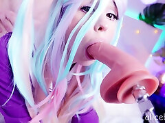 业余曲线优美的女孩吹箫和暨在脸上和大胸部