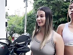 моя 18-летняя сводная сестра и моя милфа-латиноамериканка мачеха помогают мне впервые трахнуть себя в задницу в бисексуальном лесбийском сексе втроем!