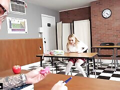 clout chasing slut prende catturati giocando con lei micio in detention