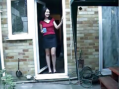 une milf nue aux jambes nues et habillée se déshabille tout en dominant un mec nu wimpy qui se masturbe pour elle
