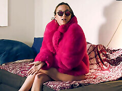 Mad Mia arrives from the cas cak almost naked and ask her flatmate to fuck her right now