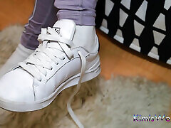 leggings lavande, prositute malay sex blanches usées et baskets-taquinerie des pieds et jeu de chaussures
