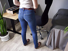 culo prendere in giro in stretto blue jeans e completo indietro mutandine