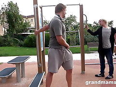 2 dojrzałe panie i 2 młody kogut! grandmams.com cały film