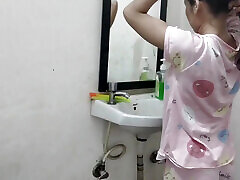 Step beby scool ko bathroom me pakad ke chod diya