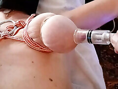 mamelons gonflés et cul en bondage baise anale
