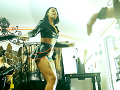WHIPPING the chest of the TINNY MAN - Zeida, Zara and Mahogany