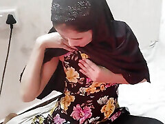 Muslim girl ko paise dekar jabar dasti pela