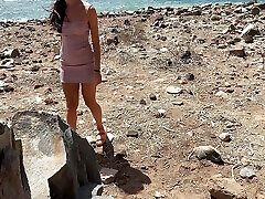 tripla sesso con bionda e bruna sulla spiaggia per nudisti
