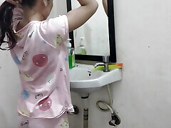 Step sister ready ho rhi thi bathroom me jakar pel diya