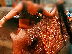 sa belle-soeur et la sœur aînée de039 sont magnifiques dans un sari après avoir nettoyé la maison et écrit tous ses vêtements et sa chauve-souris