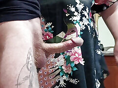 cumming z gorącą grubą spermą w teściowej & 039; s usta, które połyka
