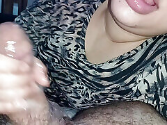 creampie en la deliciosa boca de la traviesa, que lame hasta sentir todo el esperma