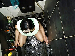 پورنو همسر گرفتن بار عظیم از شاش بر روی صورت