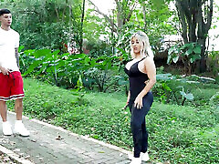 I fuck a stranger in public and he cums in my mouth... I hope no one saw us! Naty Delgado