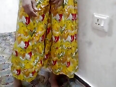 desi aunty ko saman dene ke bahane pel diya
