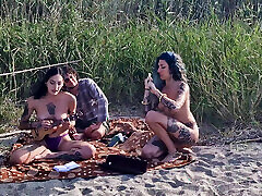 faites tourner le jeu de la bouteille sur la plage-sexe de vacances inoubliable avec deux superbes filles sous-titres anglais