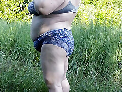 Stepmom undressed in the park and staged a public pissing