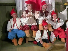 Snow White Became Snow Fucking with the Seven Dwarfs in the Ass