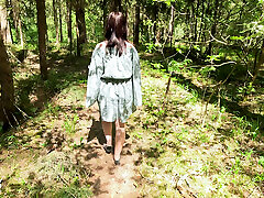 Outdoor seduction of a stranger: blowjob and pussy sex in the forest