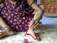 indyjski bhabhi stosuje kolor, aby usłyszeć nogi indian desi bhabhi