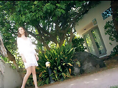 Teen model gets a creampie satisfaction outdoors