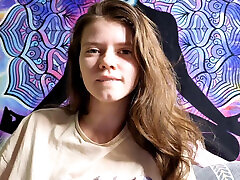 ✿This girl teases you with her cute face so