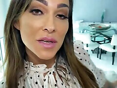 sexy busty milf zaskakuje swojego pasierba z bj, tit-job & rimming, a następnie pozwól mu pieprzyć ją mocno