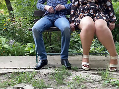slutty dojrzałe mamuśki z sexy nogi pomaga mi siku, siedząc na ławce