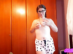 ładny nieśmiały nerdy nastolatków performing striptease dla ty