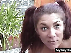 slutty babes chętnie dzielą się małym kutasem razem