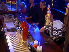 gorące laski lubią brać twardy i ogromny członek w ich mokrej i napalonej teasing her pussy with delight i dupek