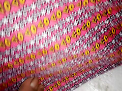lei sbatte sul suo letto con la sua cugina