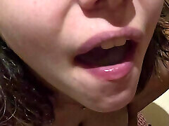 Amateur Girlfriend enjoys blowjob und swallow a good cumshot in her mouth