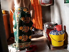 desi hot mom seduces sleeping teen ne apni e devar ke sath chudai karte czas kisine wideo bana liya hua wirusowe wideo