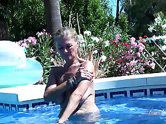 auntjudys-napalone 64yo gilf pani marta dostaje niegrzeczny przy basenie