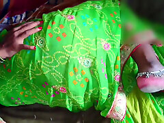 Green Saree wali desi bhabhi ne bhaiya ka kala lund apne chut me dal ke maza liya.dehati village husband wife ki romantic sex