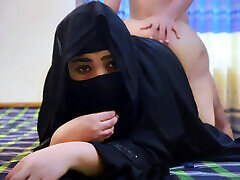 khadimat saeudiat muslimat tumaris aljins mae mudiriha fi aleamal eindama kanat mukhtiatan fi aleamal
