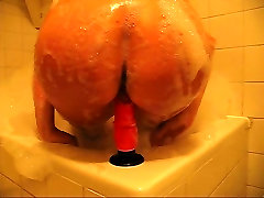 Masturbandose con un dildo en la ducha