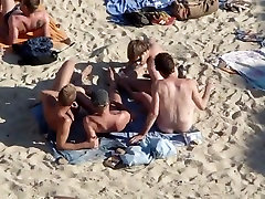 Un gruppo di bellezze a fare sesso sulla spiaggia