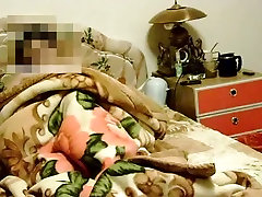 Dude bringt seine asiatischen Hausfrau im Bett und feuert up-amateur sex Videos